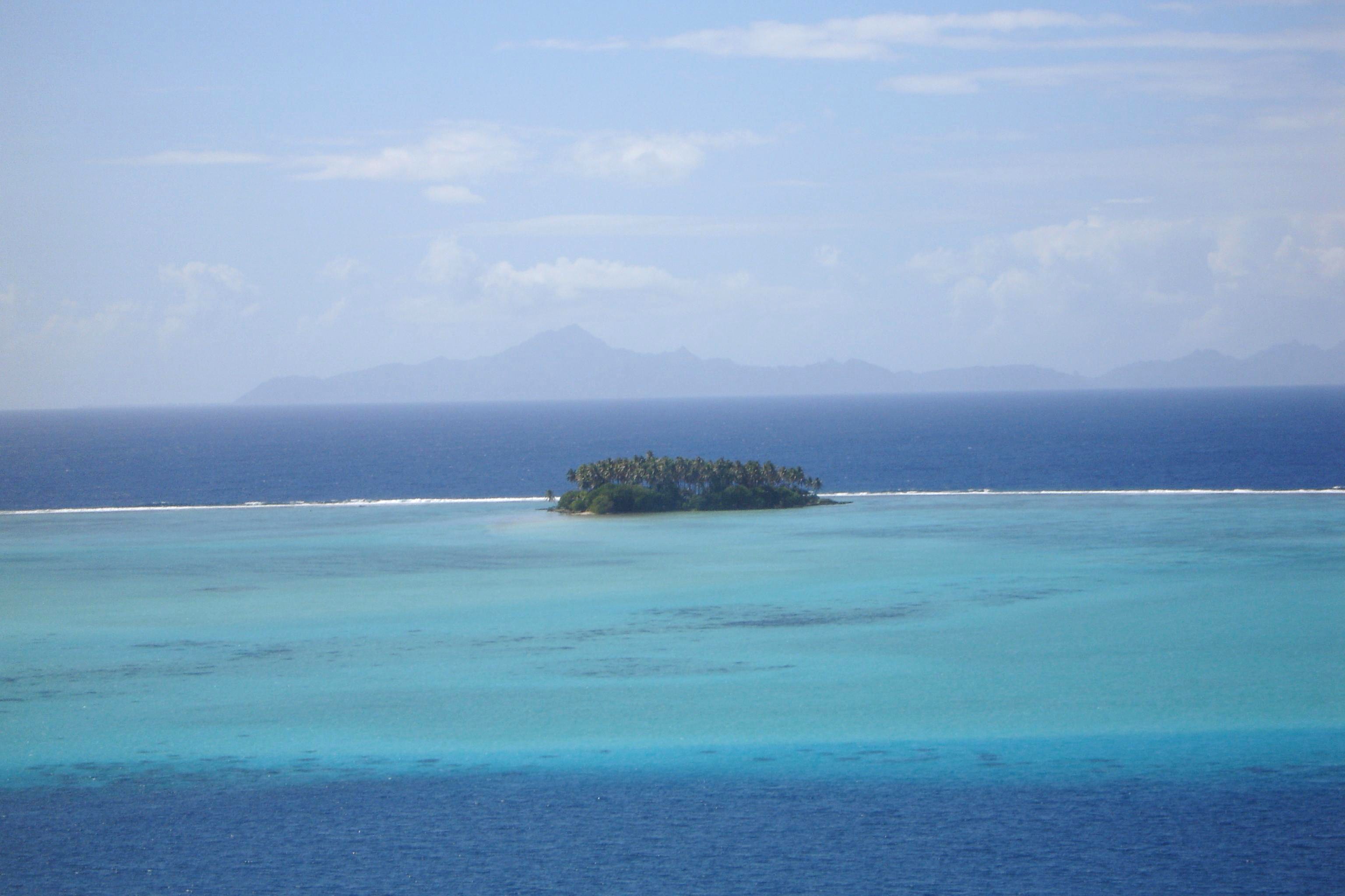 Un motu et les eaux du lagon au sud de Raiatea